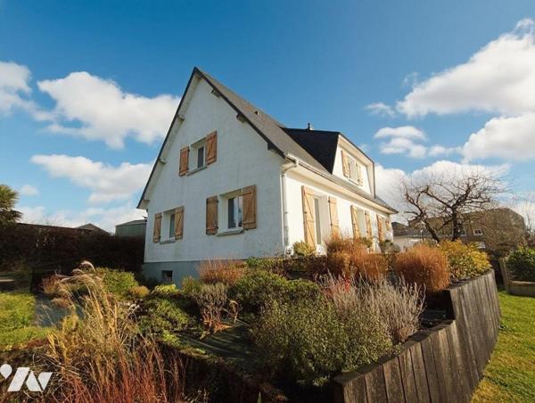 Proximité centre-ville. Pavillon familial rénové récemment (intérieur et extérieur) et comprena...