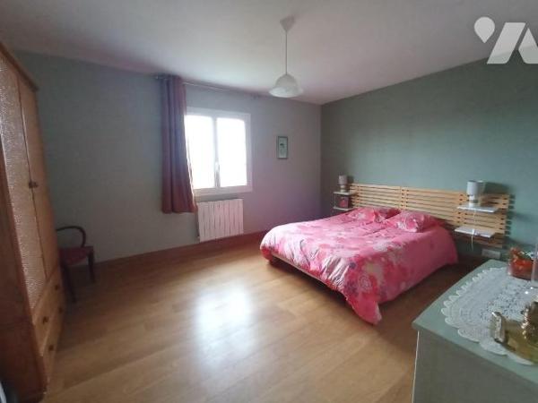 Proximité centre-ville. Pavillon familial rénové récemment (intérieur et extérieur) et comprena...