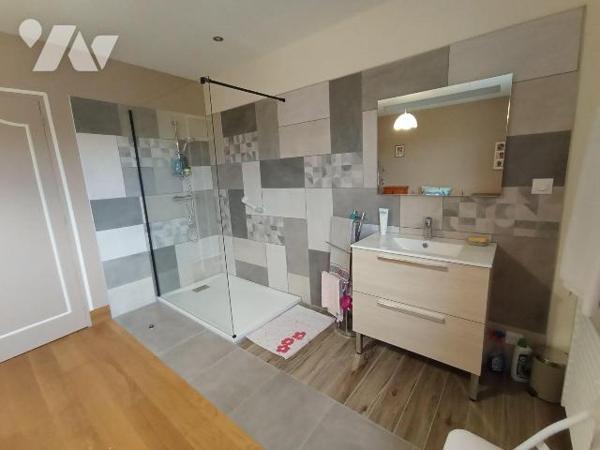 Proximité centre-ville. Pavillon familial rénové récemment (intérieur et extérieur) et comprena...