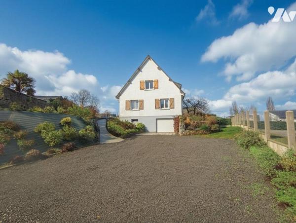 Proximité centre-ville. Pavillon familial rénové récemment (intérieur et extérieur) et comprena...