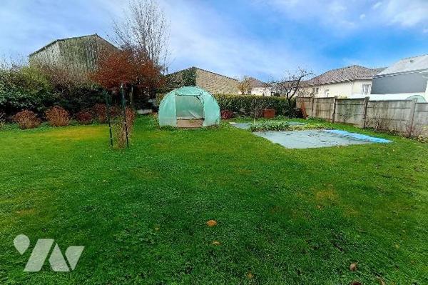 Proximité centre-ville. Pavillon familial rénové récemment (intérieur et extérieur) et comprena...