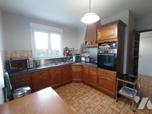 Proximité centre-ville. Pavillon familial rénové récemment (intérieur et extérieur) et comprena...