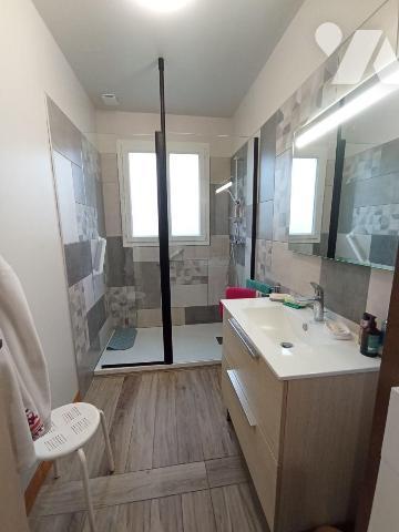 Proximité centre-ville. Pavillon familial rénové récemment (intérieur et extérieur) et comprena...