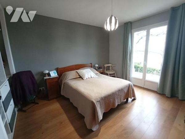 Proximité centre-ville. Pavillon familial rénové récemment (intérieur et extérieur) et comprena...