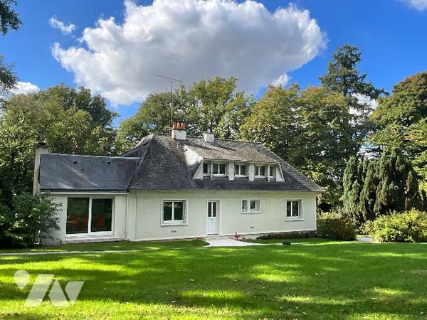 CHATEAU-RENAULT (37110)   - Elégante maison avec parc arboré