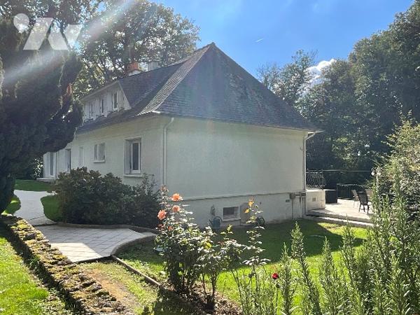 CHATEAU-RENAULT (37110)   - Elégante maison avec parc arboré