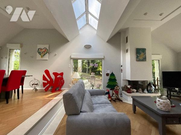 CHATEAU-RENAULT (37110)   - Elégante maison avec parc arboré