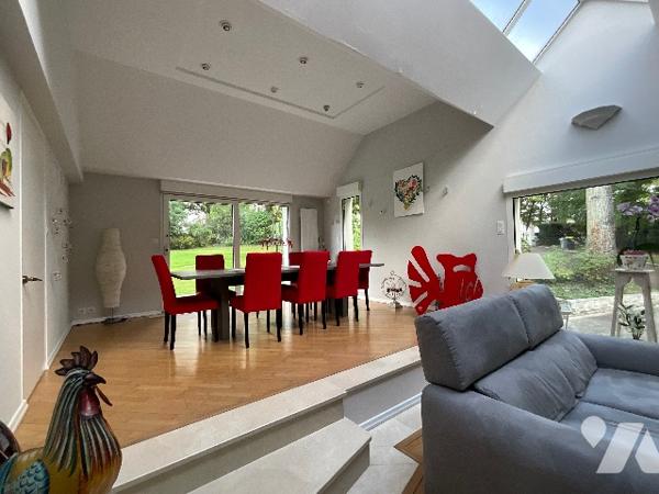 CHATEAU-RENAULT (37110)   - Elégante maison avec parc arboré