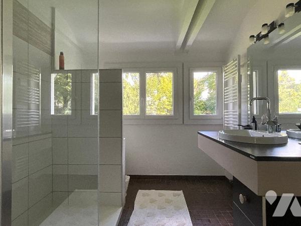 CHATEAU-RENAULT (37110)   - Elégante maison avec parc arboré