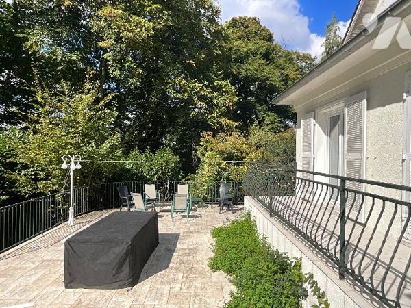 CHATEAU-RENAULT (37110)   - Elégante maison avec parc arboré