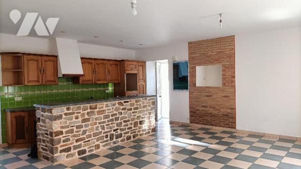 GUICHEN - Dans hameau entre le bourg et la gare de Bourg des Comptes - Maison en pierres compre...