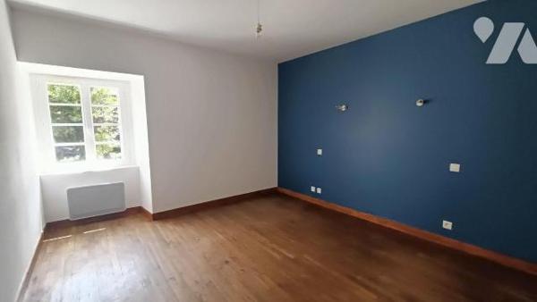 GUICHEN - Dans hameau entre le bourg et la gare de Bourg des Comptes - Maison en pierres compre...