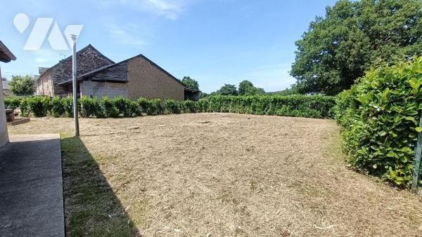 GUICHEN - Dans hameau entre le bourg et la gare de Bourg des Comptes - Maison en pierres compre...