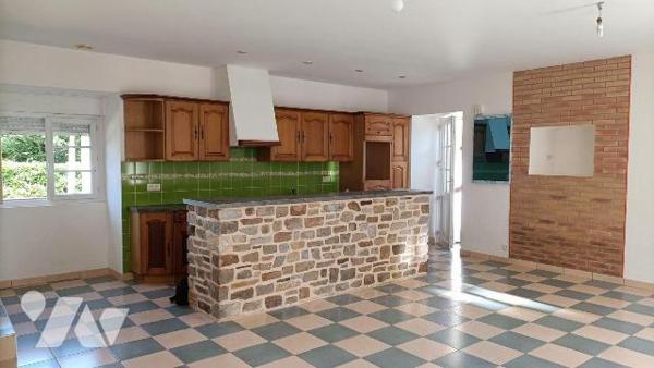 GUICHEN - Dans hameau entre le bourg et la gare de Bourg des Comptes - Maison en pierres compre...