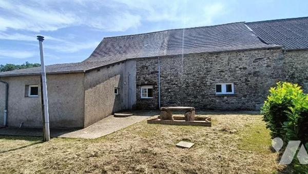 GUICHEN - Dans hameau entre le bourg et la gare de Bourg des Comptes - Maison en pierres compre...