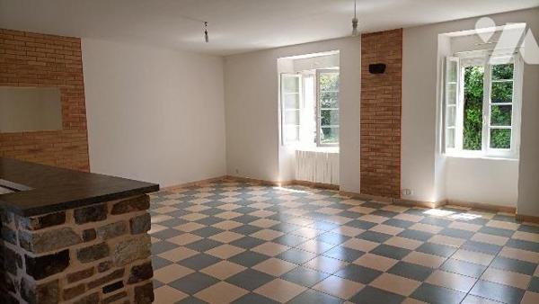 GUICHEN - Dans hameau entre le bourg et la gare de Bourg des Comptes - Maison en pierres compre...