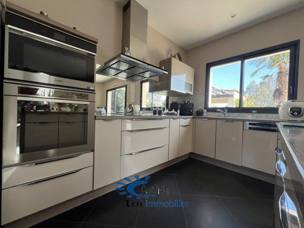 LA JARRIE MAISON CONTEMPORAINE PLAIN PIED 3 CHAMBRES AVEC PISCINE GARAGE  La jarrie