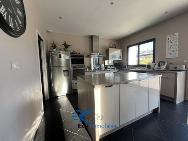 LA JARRIE MAISON CONTEMPORAINE PLAIN PIED 3 CHAMBRES AVEC PISCINE GARAGE  La jarrie