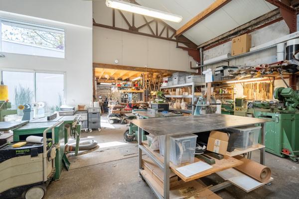 Atelier d'artiste de 147m² (possible plus) + maison loft de 171 m²