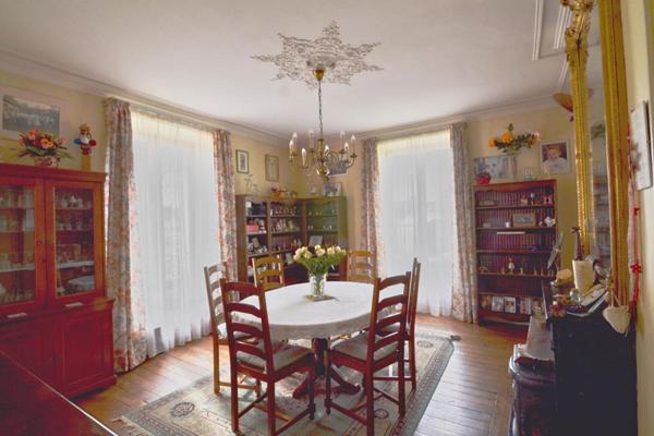 MAISON BOURGEOISE 186 M2 AVEC PISCINE CHAUFFÉE ET COUVERTE 320 000