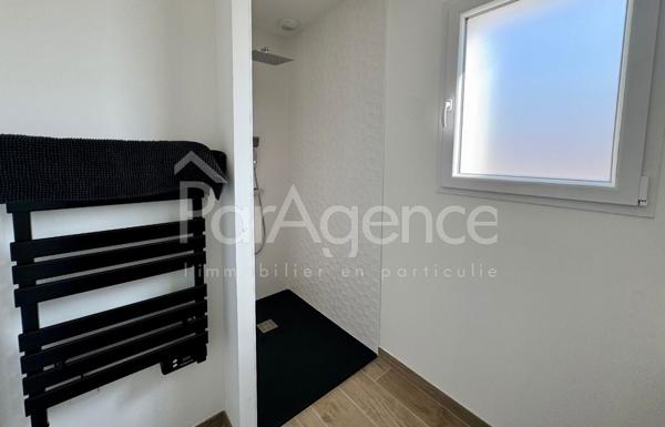 Maison neuve de plain-pied - piscine et vue dégagée