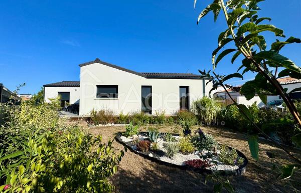 Maison neuve de plain-pied - piscine et vue dégagée