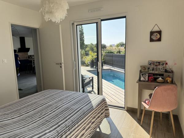 Maison neuve de plain-pied - piscine et vue dégagée