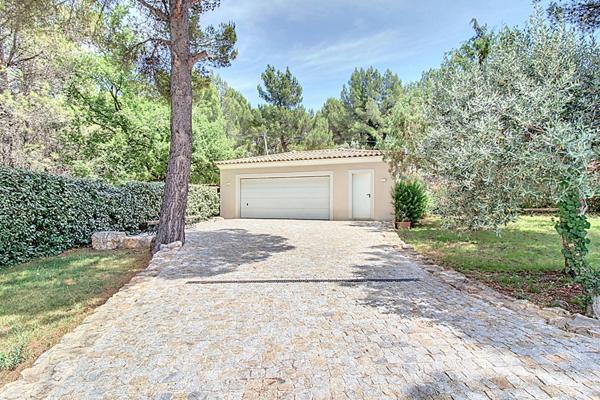 A VENDRE DRAGUIGNAN Maison 300 m² avec PISCINE GARAGE SOUS SOL terrain 4600 m²
