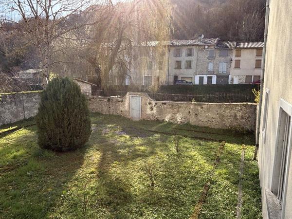 Maison de village du XIXe siècle en pierre Belesta