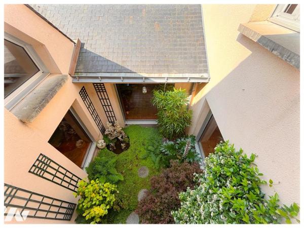 Maison d’architecte avec vue imprenable sur le golf – Calme, volumes et élégance