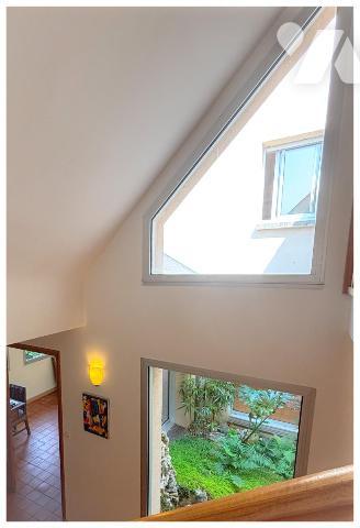 Maison d’architecte avec vue imprenable sur le golf – Calme, volumes et élégance