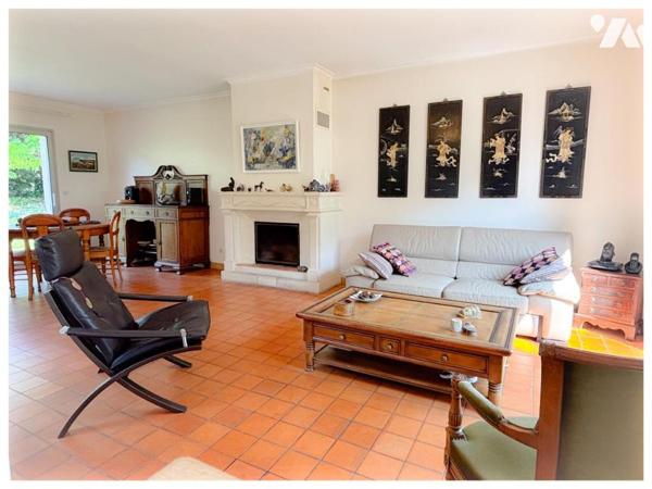 Maison d’architecte avec vue imprenable sur le golf – Calme, volumes et élégance