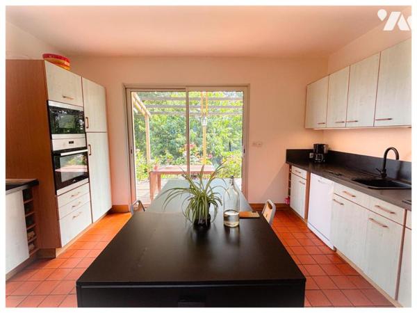 Maison d’architecte avec vue imprenable sur le golf – Calme, volumes et élégance