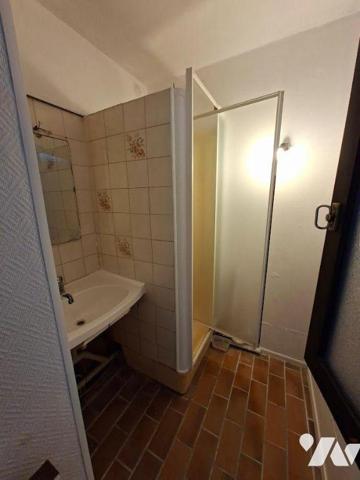 VUE MER - Appartement de type T1  composé d'une entrée avec espace kitchenette, salle d'eau ( d...