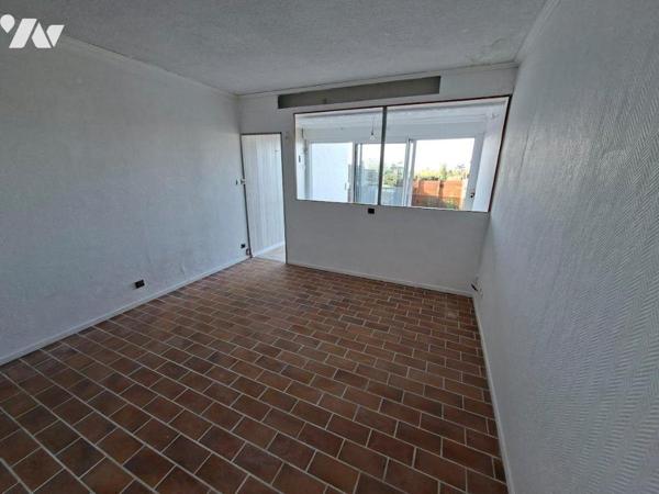 VUE MER - Appartement de type T1  composé d'une entrée avec espace kitchenette, salle d'eau ( d...
