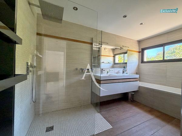 RARE SUR PEROLS - BELLE MAISON 4 FACES EN R+1 - 5 PIÈCES - 105 M2 - 3 CHB - PISCINE - JARDIN 335 M2 ENVIRON LOCATION MEUBLÉE A L'ANNÉE