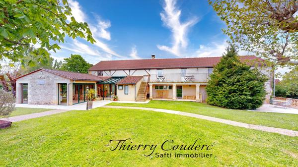Corps de ferme restauré avec piscine et terrain de 38826 m².