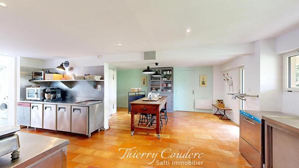 Corps de ferme restauré avec piscine et terrain de 38826 m².