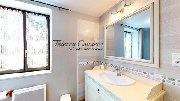 Corps de ferme restauré avec piscine et terrain de 38826 m².