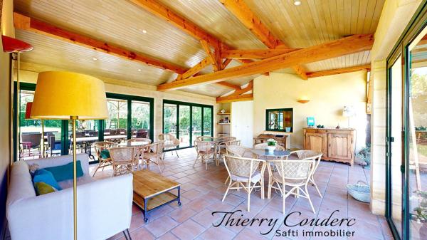 Corps de ferme restauré avec piscine et terrain de 38826 m².