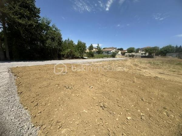 Situé à Saint Christol Les Ales à moins de 2 kilomètres du centre ville ,
les commodités , les commerces , les cabilets médicaux , les écoles , les centres sociaux culturels .....
Terrain à Bâtir ,d'une superficie de 785 m² viabilisé !!
en Eau 
en electricité 
 relié au tout à l'égout , un batiment existant et cadastré d'une superficie de 30 m² sur la parcelle .
 à savoir que l'étude de sol a été réalisé ainsi que les diagnostics .
 Libre de tous constructeurs 
 Au calme ! A une heure des plages !
30 minutes de Nîmes !
A proximité des écoles ,à 5 minutes de Ribaute les Tavernes ,
A 5 minutes de l'entrée  d'Ales 

 

vous souhaitez des informations complémntaires ?
 je reste à votre écoute et à votre disposition fin de répondre à vos questions .