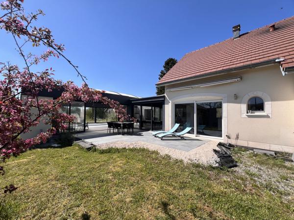 Maison
         7 pièces
        - 247 m² 420 000 € *