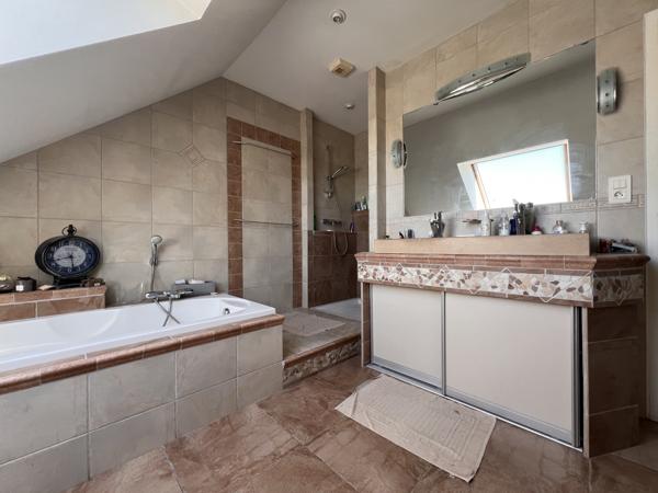 Maison
         7 pièces
        - 247 m² 420 000 € *