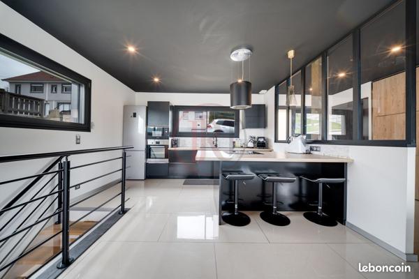 Maison
         4 pièces
        - 150 m² 595 000 € *