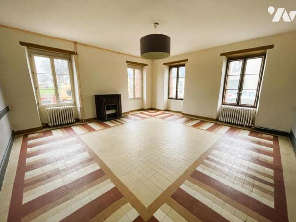  DEUX MAISONS mitoyennes avec cour et grandes dépendances au cœur de BALLON ST MARS