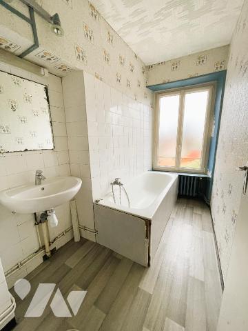  DEUX MAISONS mitoyennes avec cour et grandes dépendances au cœur de BALLON ST MARS