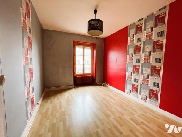  DEUX MAISONS mitoyennes avec cour et grandes dépendances au cœur de BALLON ST MARS