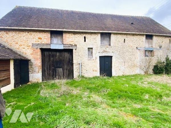  DEUX MAISONS mitoyennes avec cour et grandes dépendances au cœur de BALLON ST MARS