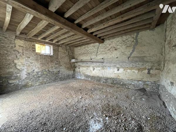  DEUX MAISONS mitoyennes avec cour et grandes dépendances au cœur de BALLON ST MARS