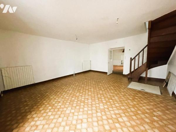  DEUX MAISONS mitoyennes avec cour et grandes dépendances au cœur de BALLON ST MARS